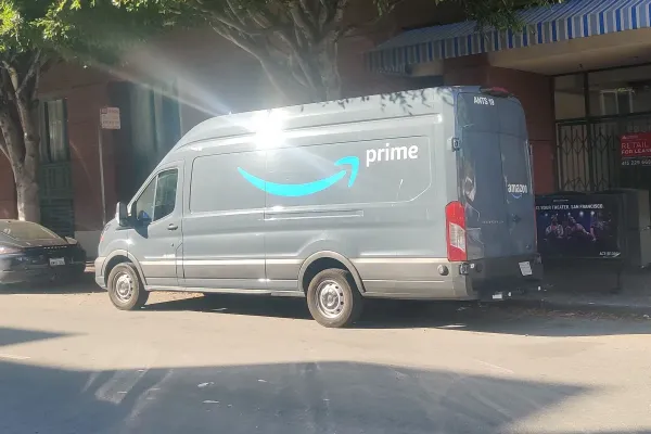 İran müharibəsi fonunda Amazon satıcılara yeni yanacaq rüsumu tətbiq edəcək