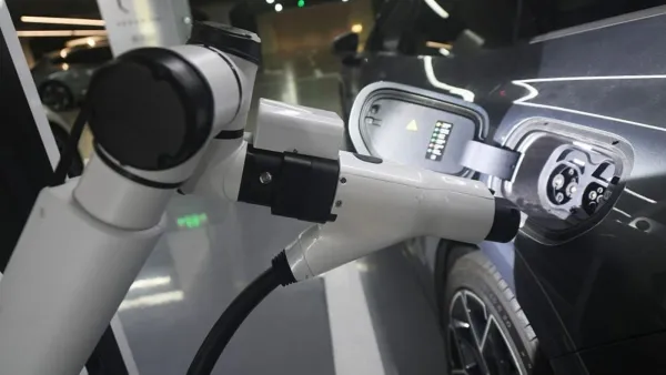 "BYD" elektromobilləri eyni vaxtda şarj edən və təkərlərini dolduran avtonom robot patentləşdirdi