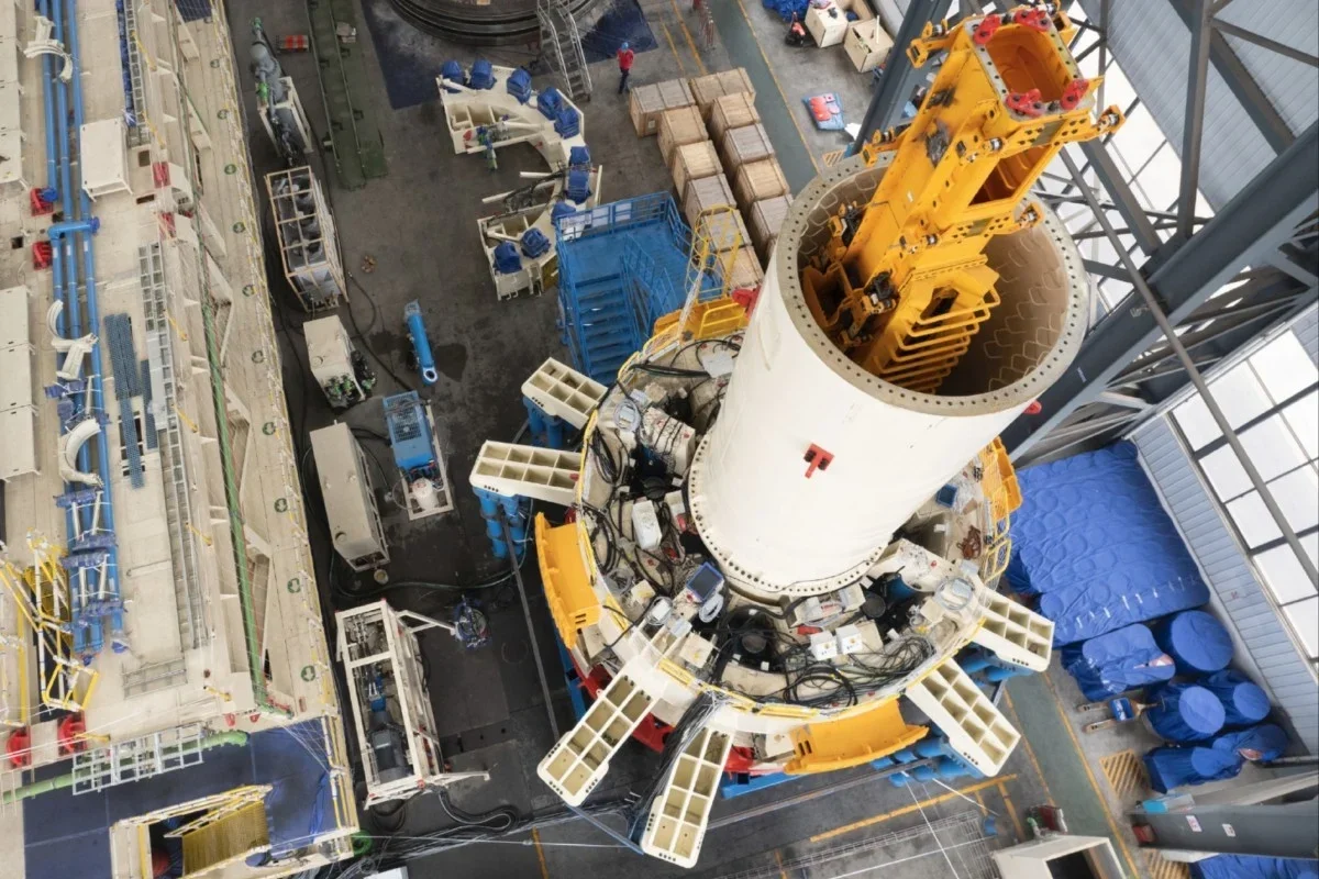 Çin 1000 metrdən çox dərinliyə şaquli quyular qaza bilən 500 tonluq nəhəng maşını sınaqdan keçirib