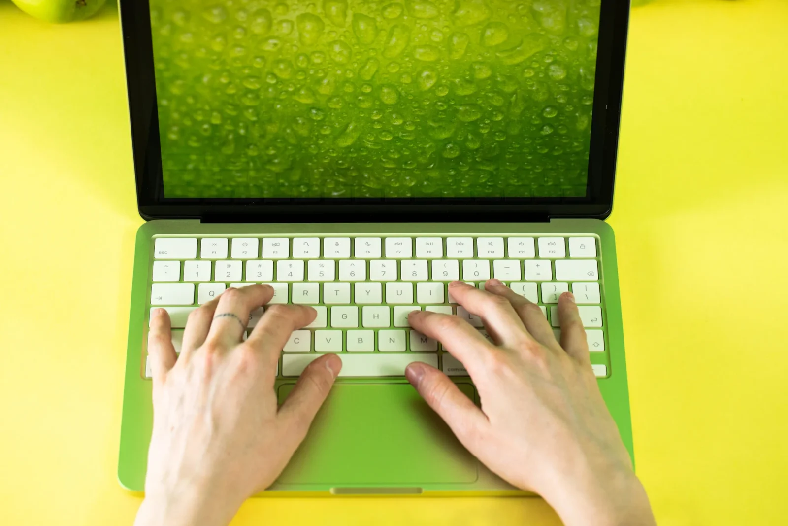 "MacBook Neo" istifadəçiləri "Apple" ehtiyat hissələri ilə rəngarəng noutbuk yığa bilərlər