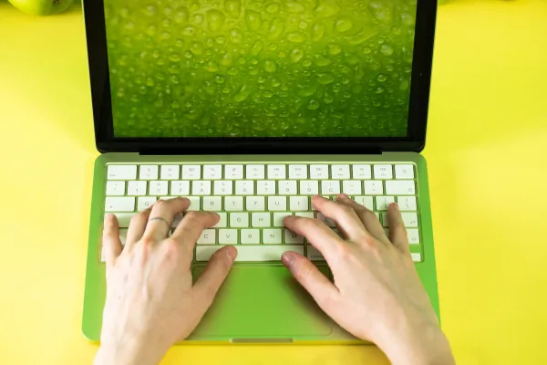 "MacBook Neo" istifadəçiləri "Apple" ehtiyat hissələri ilə rəngarəng noutbuk yığa bilərlər