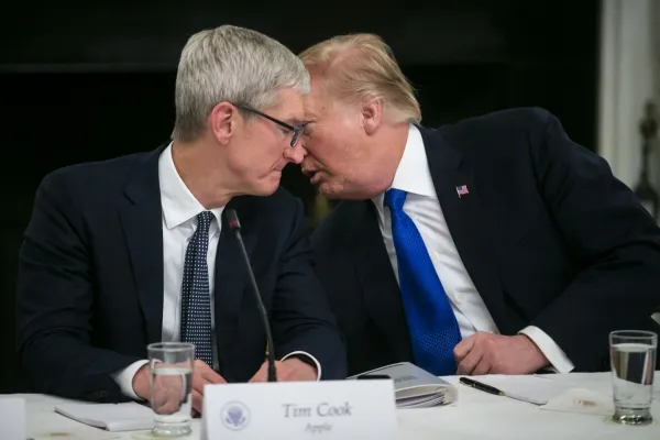 Tim Kuk "Apple"ın İcraçı Sədri kimi Donald Trampla siyasi əlaqələri idarə etməyə davam edəcək
