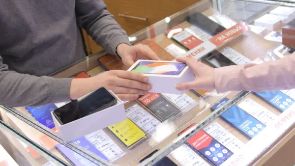 Rusiyada "iPhone" və "Samsung" flaqmanları kəskin ucuzlaşdı: Anbarlar dolub