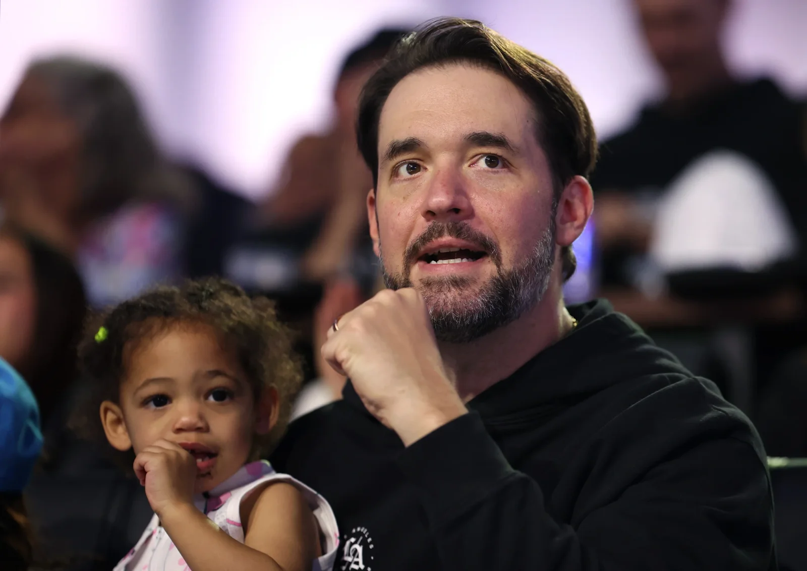 "Reddit" həmtəsisçisi miqrasiya siyasətini tənqid etdi, "Apple" rəhbəri isə vəzifəsini tərk edir