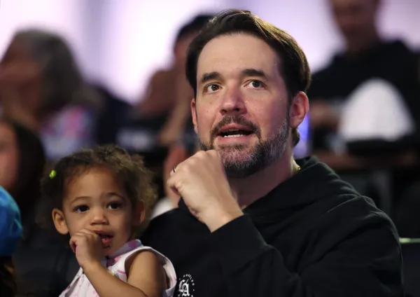 "Reddit" həmtəsisçisi miqrasiya siyasətini tənqid etdi, "Apple" rəhbəri isə vəzifəsini tərk edir