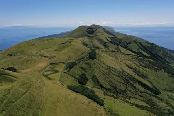 San-Xorxe adasında maqma cəmi bir neçə günə 20 km dərinlikdən səthə yaxınlaşıb