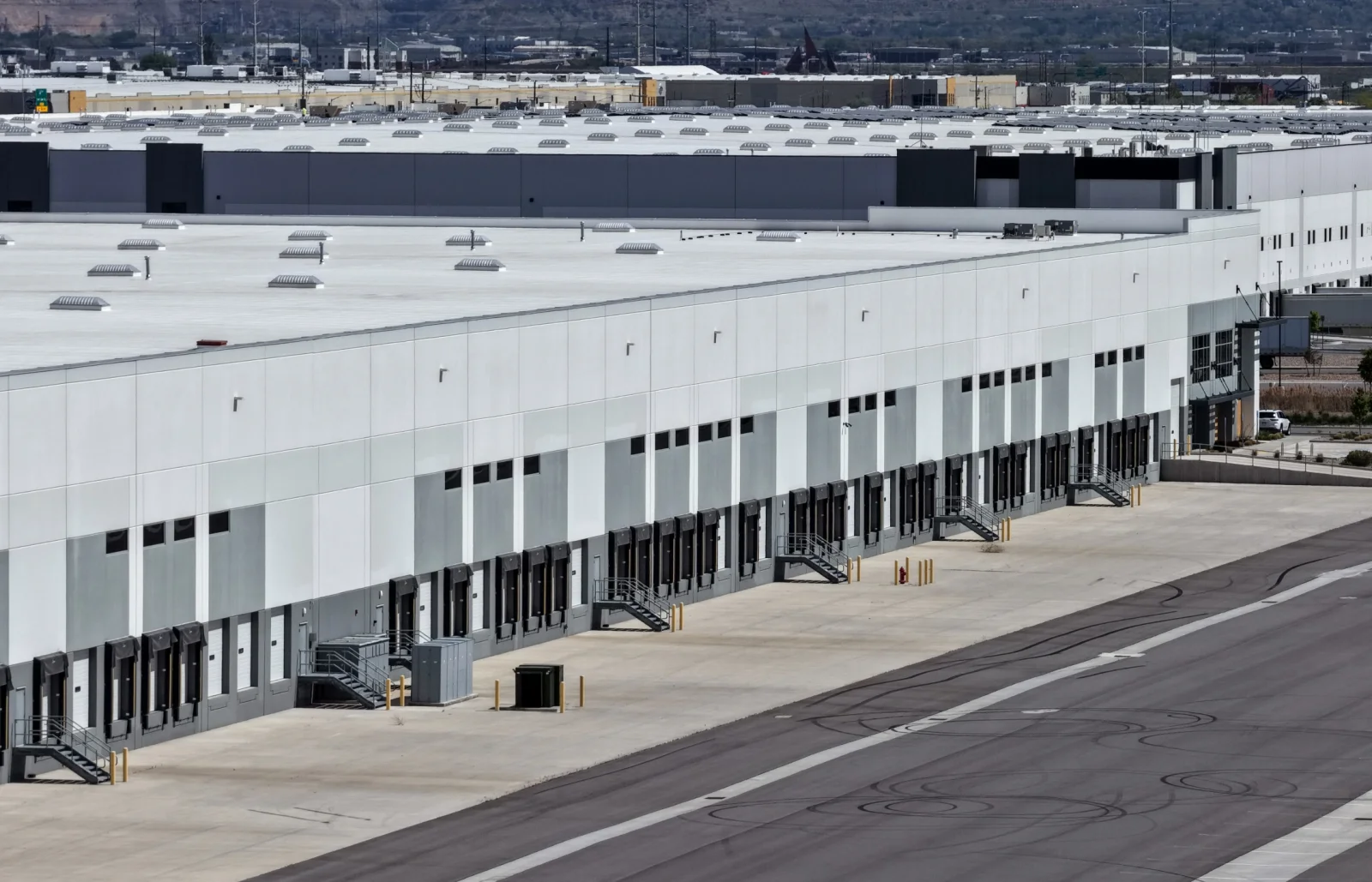 Demokratlar "ICE"-nin anbarları miqrant həbsxanalarına çevirməsini qadağan etmək istəyir