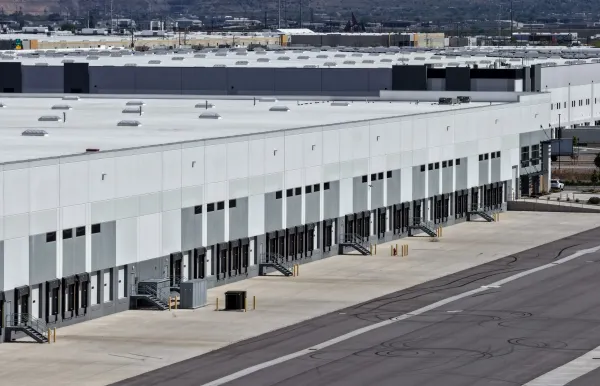 Demokratlar "ICE"-nin anbarları miqrant həbsxanalarına çevirməsini qadağan etmək istəyir