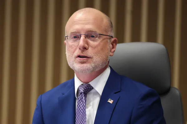 "FCC" sədri Brendan Carr uşaq televiziyasında gender inklüzivliyinə qarşı mübarizəyə başlayıb