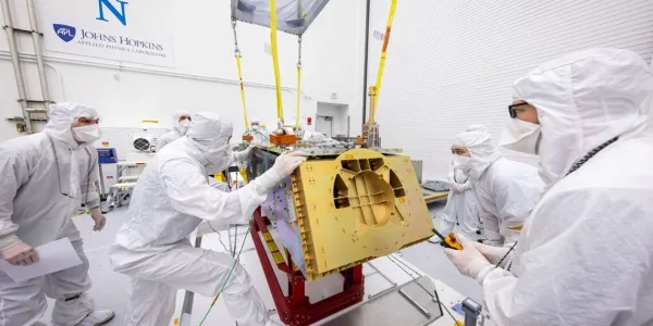 NASA Saturnun peyki Titana uçacaq "Dragonfly" dronunun yığılmasını və sınaqlarını sürətləndirir