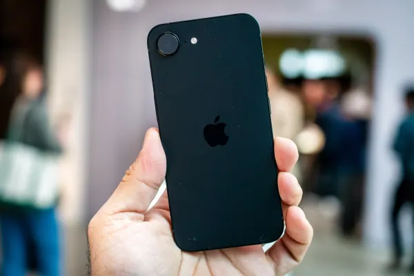 Çip qıtlığına rəğmən "Apple" şirkətinin "iPhone" gəlirləri 57 milyard ABŞ dollarına çatıb