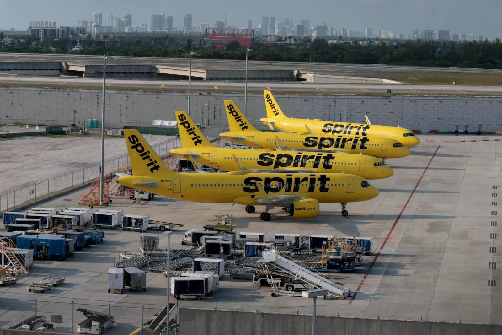 "Spirit Airlines" 34 illik fəaliyyətindən sonra bütün uçuşları ləğv edərək bağlandı