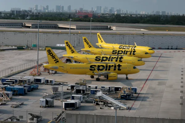 "Spirit Airlines" 34 illik fəaliyyətindən sonra bütün uçuşları ləğv edərək bağlandı
