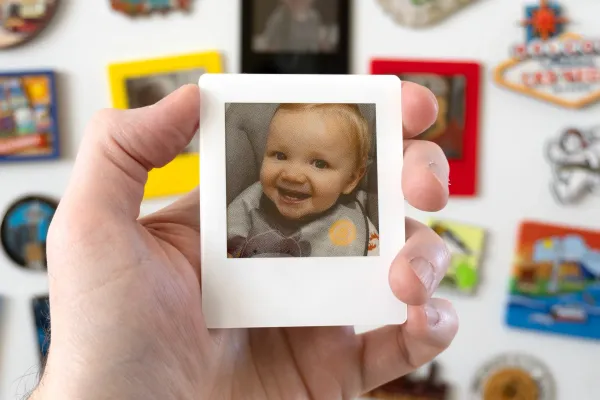 "VidaBay" şirkətindən soyuducular üçün batareyasız işləyən rəqəmsal "Polaroid" maqnitləri