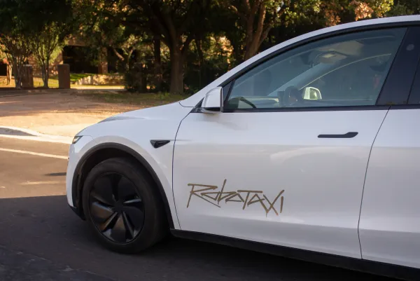 "Tesla" İlon Maskın Tam Avtonom İdarəetmə Üçün Təyin Etdiyi 10 Milyard Mil Həddini Geridə Qoydu