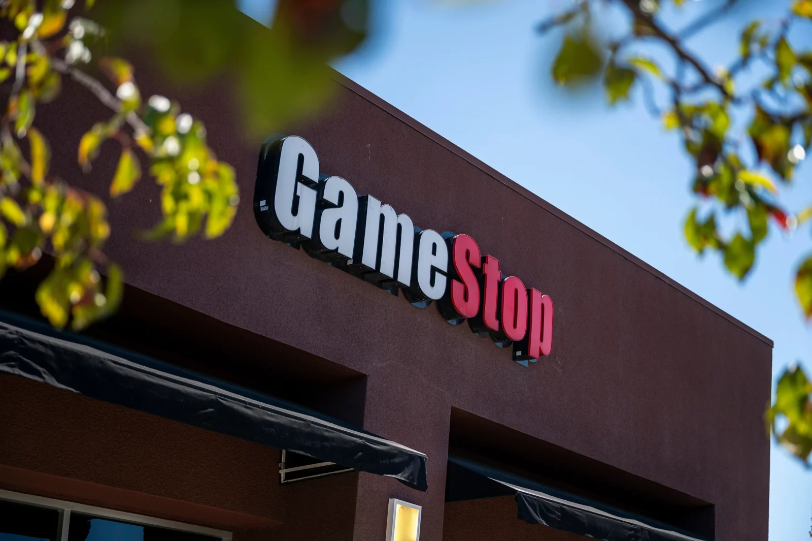 "GameStop" "Amazon"a rəqib olmaq üçün "eBay"i 56 milyard ABŞ dollarına almaq istəyir