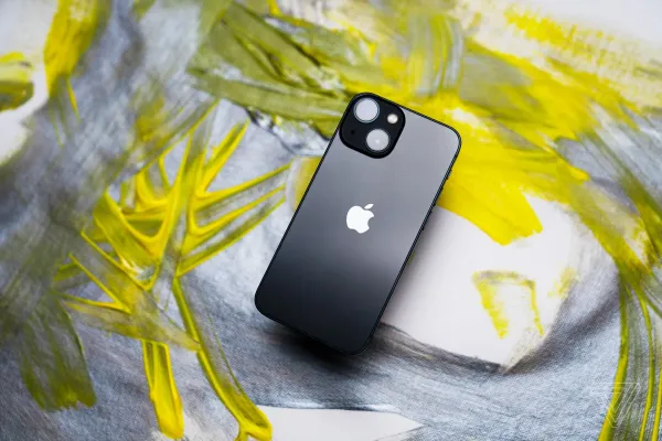 "iPhone 13 Mini" dövrünün sonu: Niyə ən yaxşı kiçik smartfonla vidalaşmaq vaxtı çatıb?