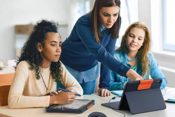 "Logitech" yeni "iPad" klaviatura kılıflarına ikinci USB-C portunu əlavə edir