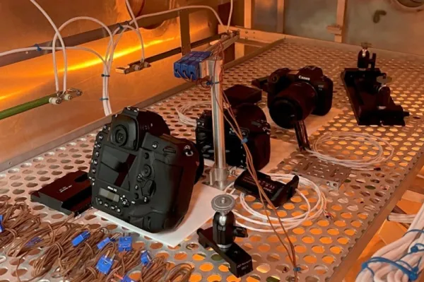 "NASA" kosmik şəraitdə "Canon" və "Nikon" kameralarını sınadı: Bəziləri tab gətirmədi