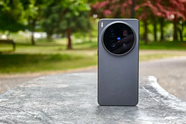 "Vivo X300 Ultra" İcmalı: Bütün Rəqiblərini Geridə Qoyan Ən Yaxşı Kameralı Smartfon