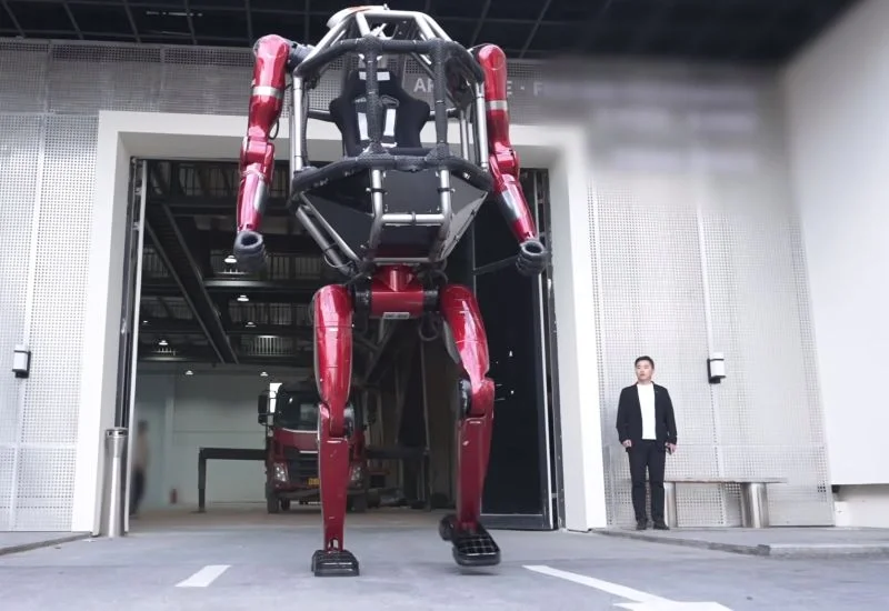 "Unitree" Şirkəti İçərisində İnsan Üçün Yer Olan 500 Kiloqramlıq "GD01" Robotunu Nümayiş Etdirib