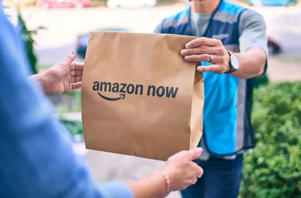 "Amazon" şirkəti 30 dəqiqəlik "Amazon Now" çatdırılma xidmətinin əhatə dairəsini genişləndirir