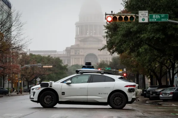 "Waymo" su basmış yollarda hərəkət edən 3791 robotaksini geri çağırır