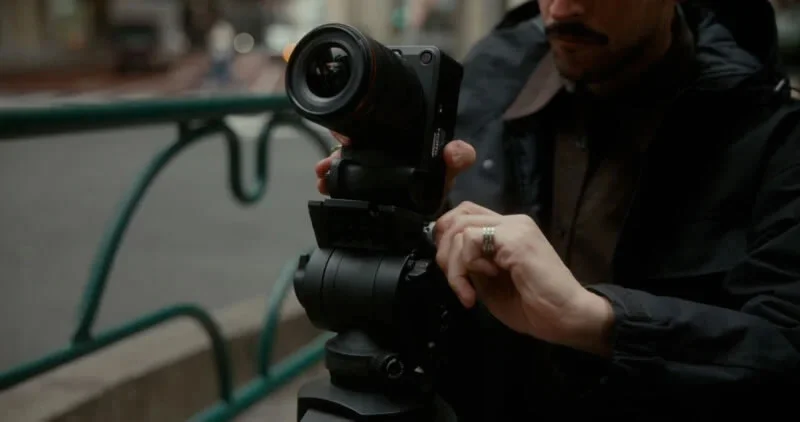 "Canon" vloggerlər üçün soyutma sistemli və vizörsüz "EOS R6 V" kamerasını təqdim etdi