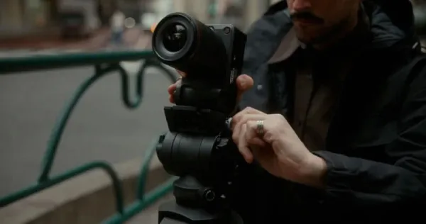 "Canon" vloggerlər üçün soyutma sistemli və vizörsüz "EOS R6 V" kamerasını təqdim etdi