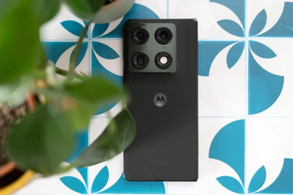 "Motorola Razr Fold" smartfonunun icmalı: 1900 dollarlıq qatlanan telefon gözləntiləri doğruldurmu?