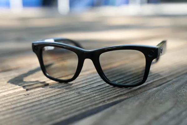 "Meta"nın yay endirimləri: "Ray-Ban" ağıllı eynəkləri rekord aşağı qiymətə təklif olunur