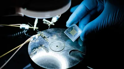 Çikaqo Universitetinin alimləri ölümcül aritmiyanı 99,6% dəqiqliklə tapan elektron plastır yaradıb