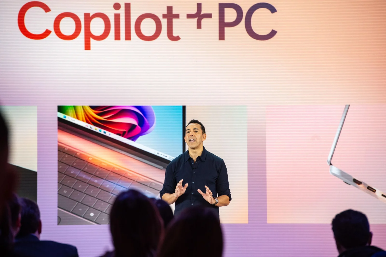 "Microsoft"un istehlakçı marketinqi üzrə rəhbəri Yusuf Mehdi 35 ildən sonra işdən ayrılır