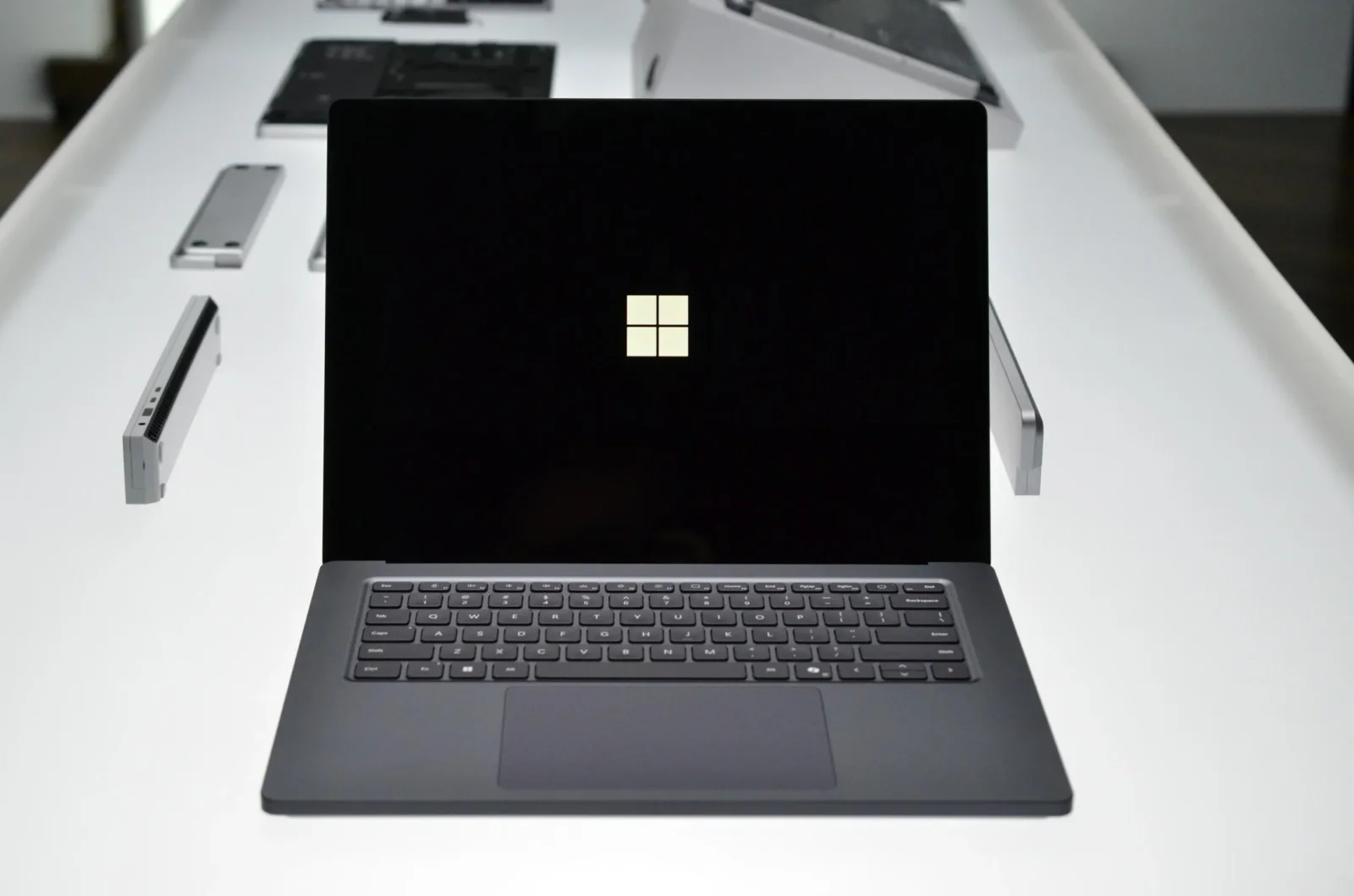 Microsoft-un yeni Surface Laptop Ultra və Surface RTX Spark Dev Box modelləri ilə tanış olun