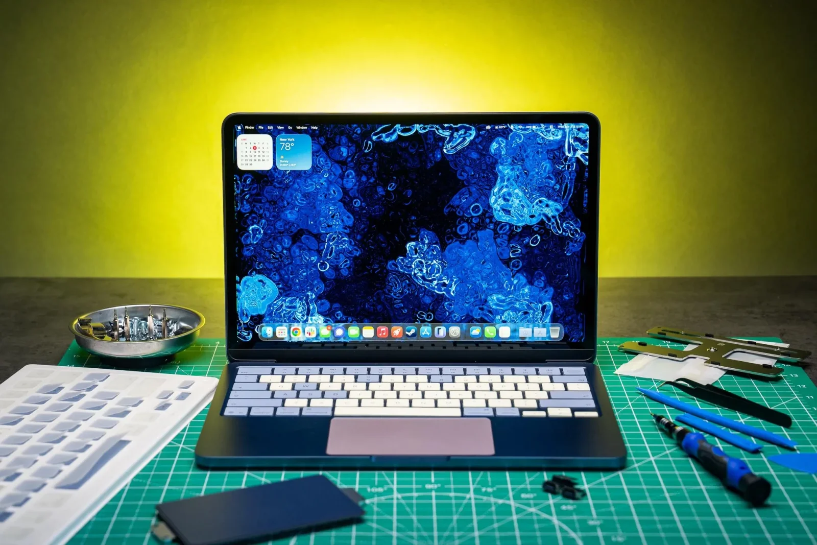 MacBook Neo noutbukunu rəngarəng ehtiyat hissələri ilə necə fərdiləşdirmək olar?