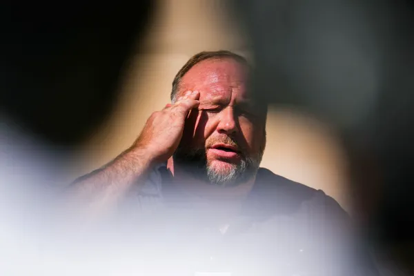 “The Onion” tərəfindən yenidən qurulan “InfoWars” platforması iyulun 2-də istifadəyə verilir