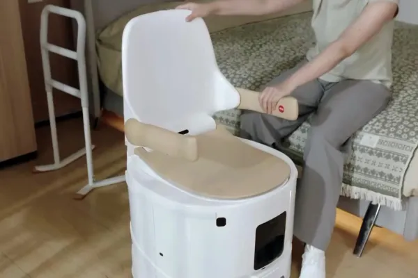 Çin şirkəti hərəkət məhdudiyyəti olanlar üçün özü hərəkət edən robot tualet hazırlayıb
