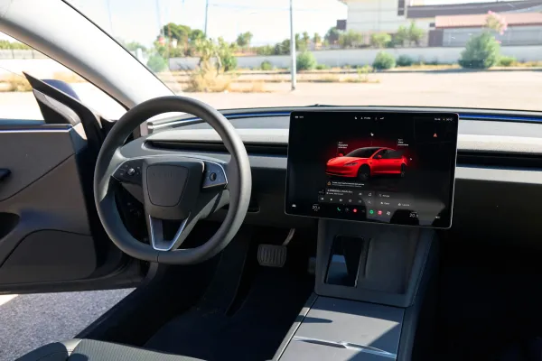 Tesla Texasda baş verən ölümcül qəzada “Full Self-Driving” sisteminin günahkar olmadığını iddia edir