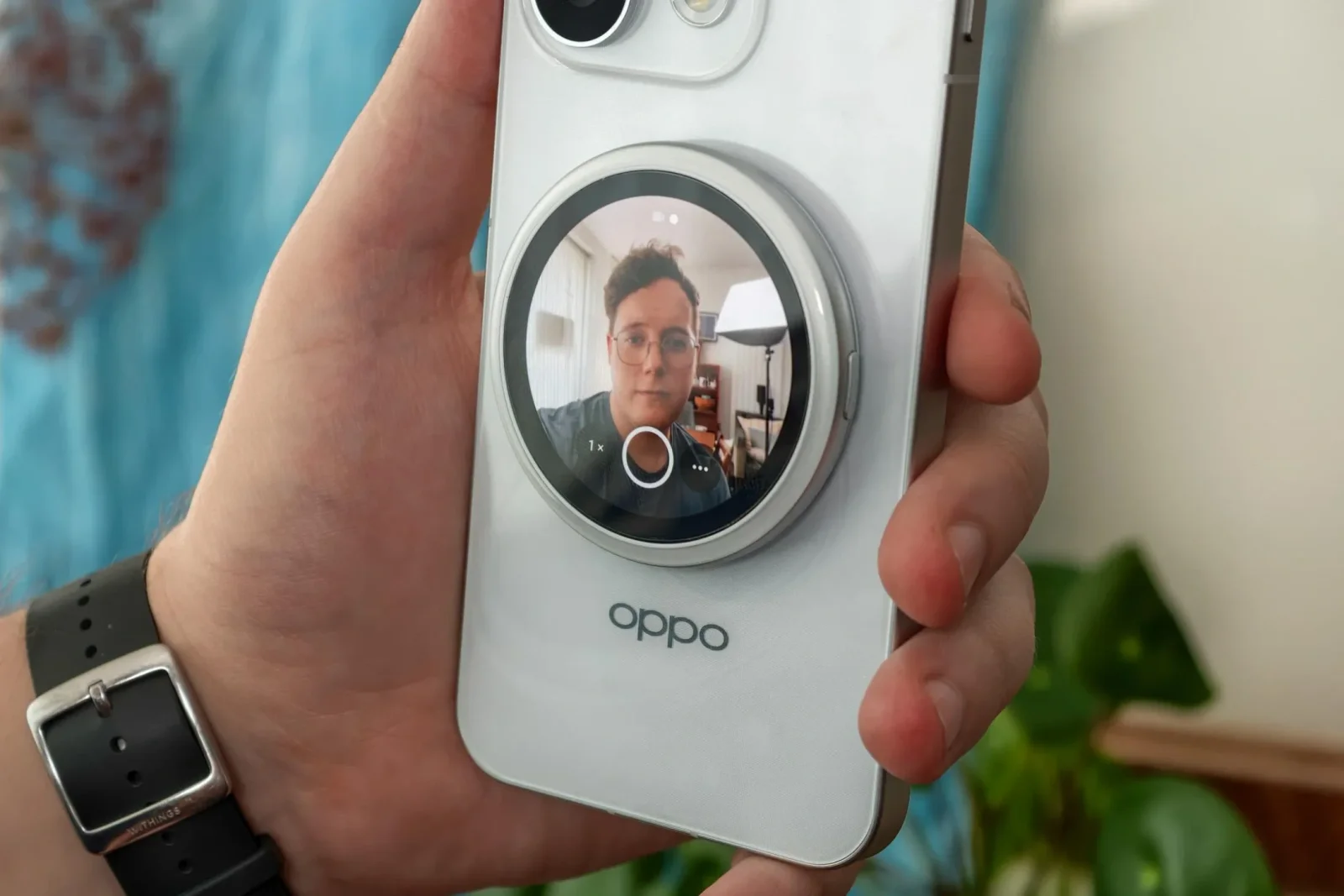 Oppo Bubble: Selfie çəkilişi üçün innovativ ikinci ekran
