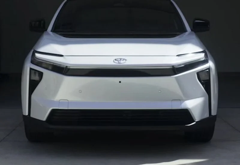 Toyota-da yanacaqla işləyən avtomobillərin satışı azalır, elektrik modelləri isə rekord vurur