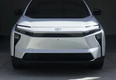 Toyota-da yanacaqla işləyən avtomobillərin satışı azalır, elektrik modelləri isə rekord vurur