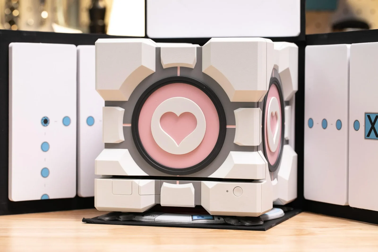 Dbrand "Companion Cube" layihəsini ləğv etdi: Bütün məhsullar məhv ediləcək