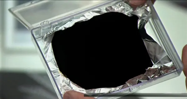 Yeni "Vantablack 310" örtüyü peyklərin yaratdığı işıq çirklənməsini azalda bilər