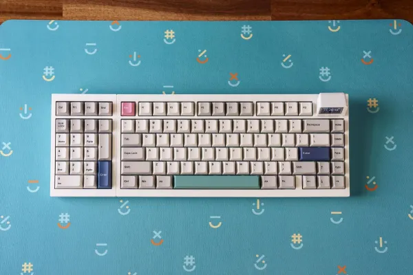 Epomaker RT98: Modulyar rəqəm paneli və retro dizaynı ilə fərqlənən klaviatura