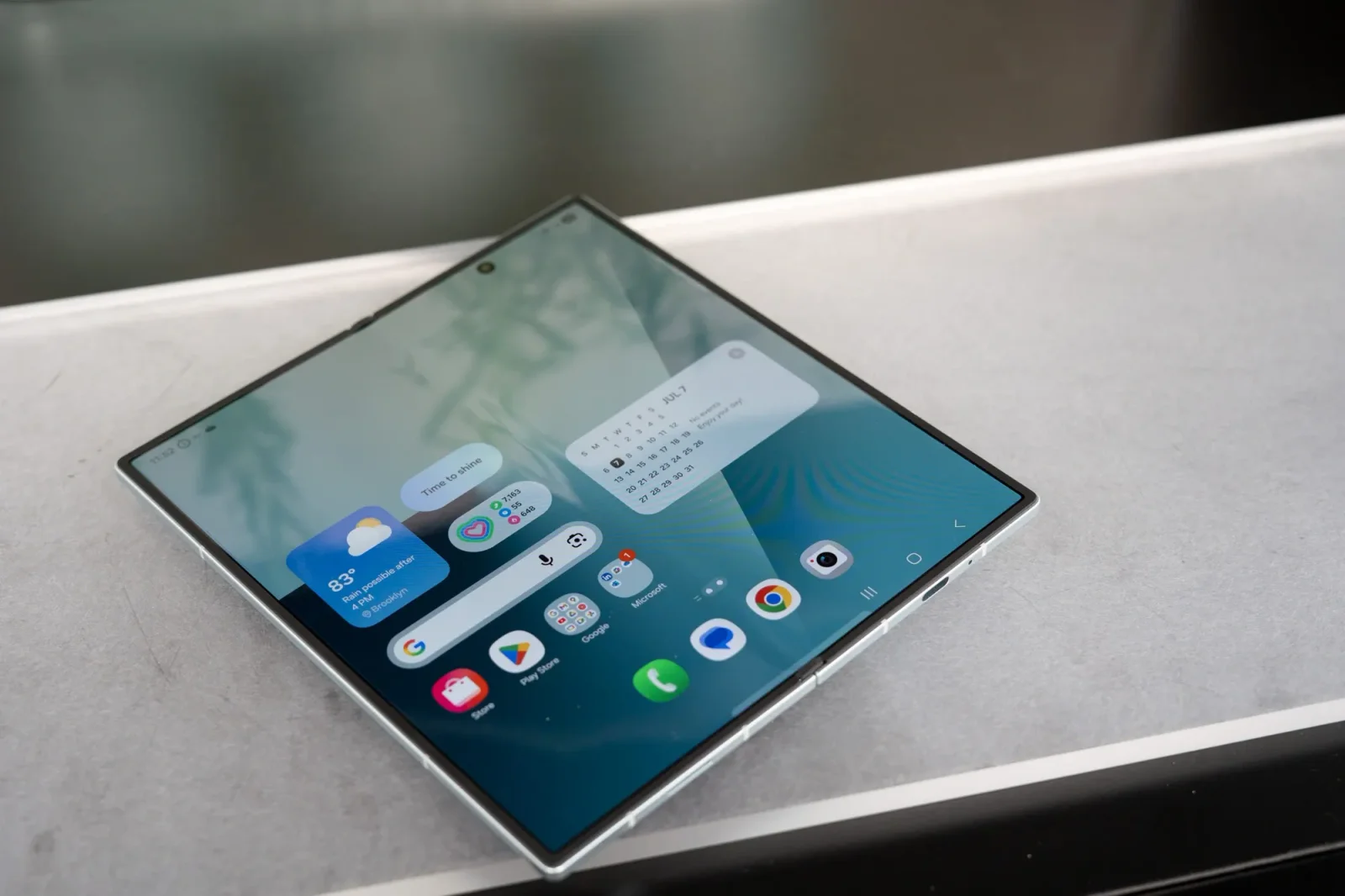 Samsung-un yeni "Flex Titanium" texnologiyası qatlana bilən ekranlarda inqilab edir