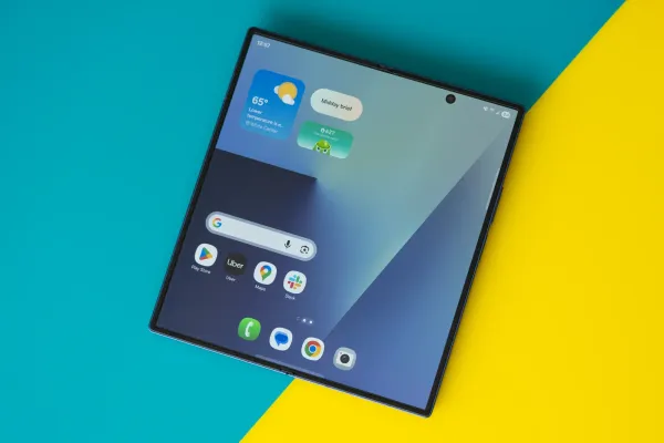 Samsung “Apple”in qatlana bilən smartfon rəqabətinə hazırlaşır