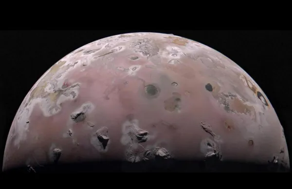 NASA-nın "Juno" zondu "İo" peykinin səthi altında gizli istilik mənbəyi aşkar edib