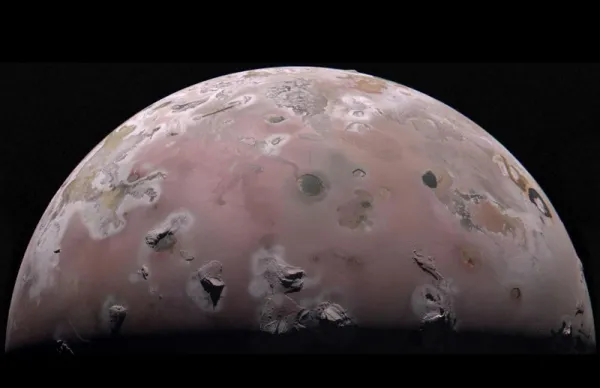 NASA-nın "Juno" zondu Günəş sisteminin ən aktiv vulkanik peyki olan "İo"-nun daxili istiliyini ölçüb