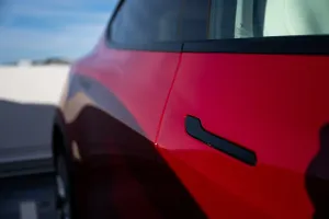 Tesla-nın elektron qapı sistemi avtomobil sənayesi üçün ciddi təhlükəsizlik standartları yarada b...