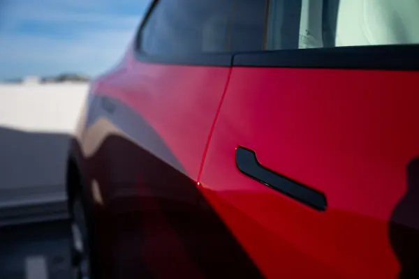 Tesla-nın elektron qapı sistemi avtomobil sənayesi üçün ciddi təhlükəsizlik standartları yarada b...